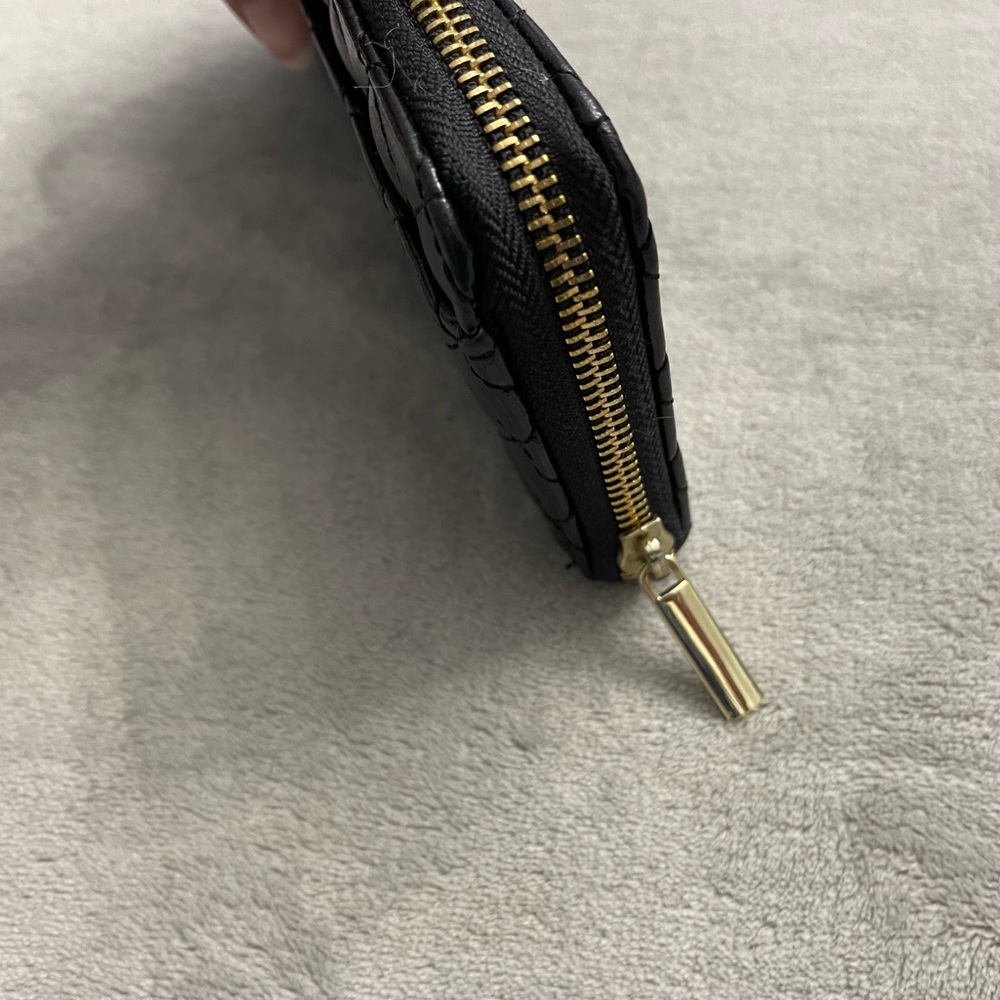 💜Olivia & Joy New York Black Quilted Faux Leather Zip Around Clutch Wallet - Picture 3 of 5